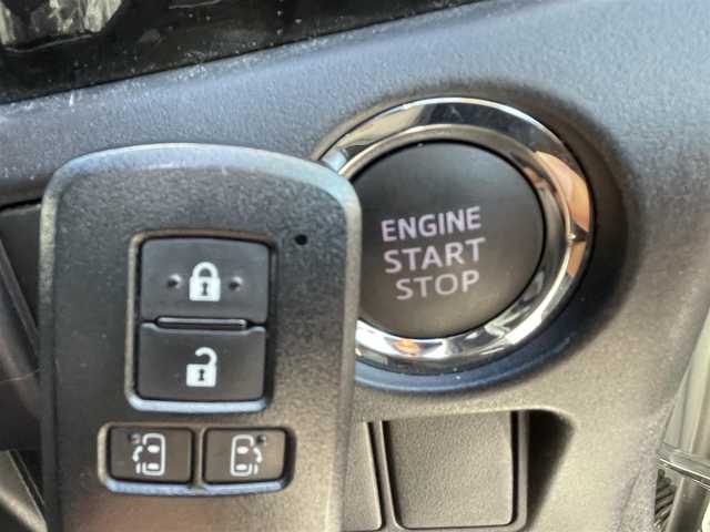 トヨタ エスクァイア Gi 千葉県 2020(令2)年 2.4万km ホワイトパールクリスタルシャイン TRDエアロ(F/R)/トヨタセーフティセンス/・衝突軽減ブレーキ/レーンキープアシスト/・オートハイビーム/クリアランスソナー/純正フリップダウンモニター/純正9インチナビ(NSZT-Y68T)/・フルセグ/BT/DVD/CD/バックカメラ/ステアリングスイッチ/ETC/両側パワースライドドア/レザーシート/シートヒーター(D/N席)/LEDヘッドライト/オートライト/フォグライト/スマートキー/プッシュスタート/純正フロアマット/純正15インチAW