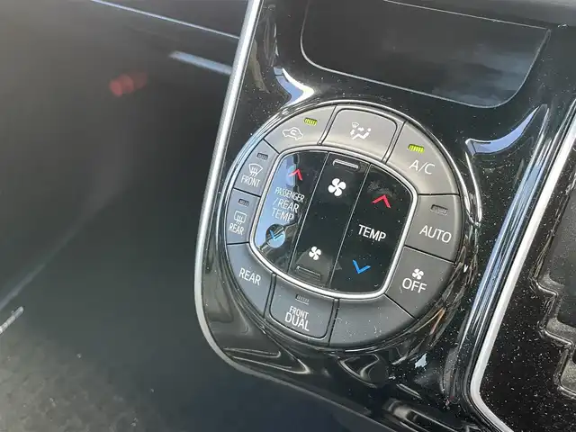 トヨタ エスクァイア Gi 千葉県 2020(令2)年 2.4万km ホワイトパールクリスタルシャイン TRDエアロ(F/R)/トヨタセーフティセンス/・衝突軽減ブレーキ/レーンキープアシスト/・オートハイビーム/クリアランスソナー/純正フリップダウンモニター/純正9インチナビ(NSZT-Y68T)/・フルセグ/BT/DVD/CD/バックカメラ/ステアリングスイッチ/ETC/両側パワースライドドア/レザーシート/シートヒーター(D/N席)/LEDヘッドライト/オートライト/フォグライト/スマートキー/プッシュスタート/純正フロアマット/純正15インチAW