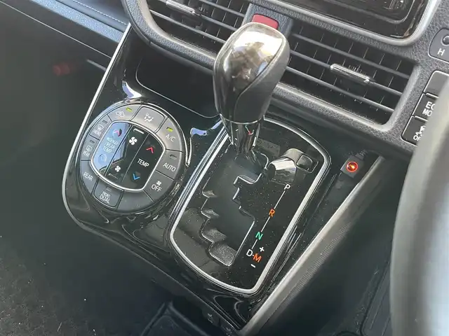 トヨタ エスクァイア Gi 千葉県 2020(令2)年 2.4万km ホワイトパールクリスタルシャイン TRDエアロ(F/R)/トヨタセーフティセンス/・衝突軽減ブレーキ/レーンキープアシスト/・オートハイビーム/クリアランスソナー/純正フリップダウンモニター/純正9インチナビ(NSZT-Y68T)/・フルセグ/BT/DVD/CD/バックカメラ/ステアリングスイッチ/ETC/両側パワースライドドア/レザーシート/シートヒーター(D/N席)/LEDヘッドライト/オートライト/フォグライト/スマートキー/プッシュスタート/純正フロアマット/純正15インチAW