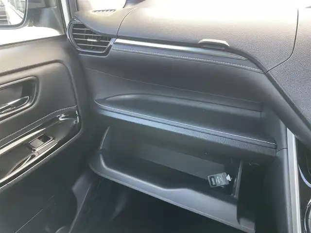 トヨタ エスクァイア Gi 千葉県 2020(令2)年 2.4万km ホワイトパールクリスタルシャイン TRDエアロ(F/R)/トヨタセーフティセンス/・衝突軽減ブレーキ/レーンキープアシスト/・オートハイビーム/クリアランスソナー/純正フリップダウンモニター/純正9インチナビ(NSZT-Y68T)/・フルセグ/BT/DVD/CD/バックカメラ/ステアリングスイッチ/ETC/両側パワースライドドア/レザーシート/シートヒーター(D/N席)/LEDヘッドライト/オートライト/フォグライト/スマートキー/プッシュスタート/純正フロアマット/純正15インチAW