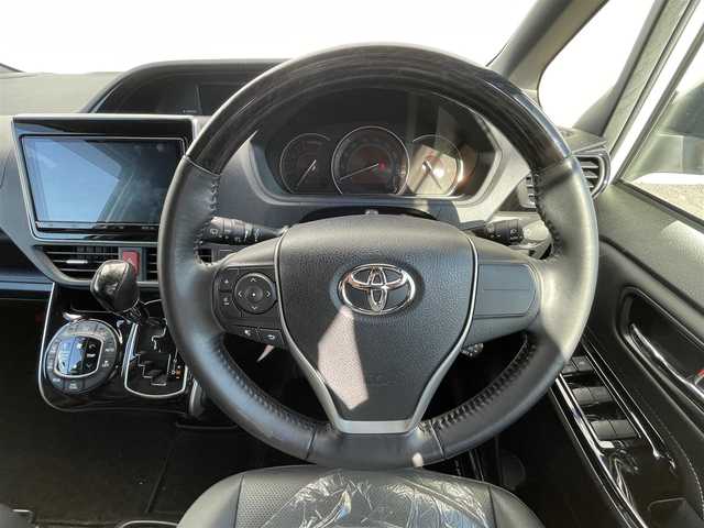 トヨタ エスクァイア Gi 千葉県 2020(令2)年 2.4万km ホワイトパールクリスタルシャイン TRDエアロ(F/R)/トヨタセーフティセンス/・衝突軽減ブレーキ/レーンキープアシスト/・オートハイビーム/クリアランスソナー/純正フリップダウンモニター/純正9インチナビ(NSZT-Y68T)/・フルセグ/BT/DVD/CD/バックカメラ/ステアリングスイッチ/ETC/両側パワースライドドア/レザーシート/シートヒーター(D/N席)/LEDヘッドライト/オートライト/フォグライト/スマートキー/プッシュスタート/純正フロアマット/純正15インチAW