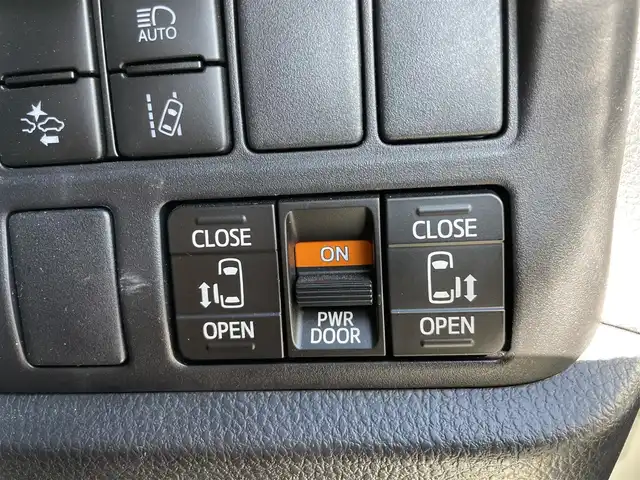 トヨタ エスクァイア Gi 千葉県 2020(令2)年 2.4万km ホワイトパールクリスタルシャイン TRDエアロ(F/R)/トヨタセーフティセンス/・衝突軽減ブレーキ/レーンキープアシスト/・オートハイビーム/クリアランスソナー/純正フリップダウンモニター/純正9インチナビ(NSZT-Y68T)/・フルセグ/BT/DVD/CD/バックカメラ/ステアリングスイッチ/ETC/両側パワースライドドア/レザーシート/シートヒーター(D/N席)/LEDヘッドライト/オートライト/フォグライト/スマートキー/プッシュスタート/純正フロアマット/純正15インチAW