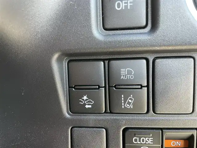 トヨタ エスクァイア Gi 千葉県 2020(令2)年 2.4万km ホワイトパールクリスタルシャイン TRDエアロ(F/R)/トヨタセーフティセンス/・衝突軽減ブレーキ/レーンキープアシスト/・オートハイビーム/クリアランスソナー/純正フリップダウンモニター/純正9インチナビ(NSZT-Y68T)/・フルセグ/BT/DVD/CD/バックカメラ/ステアリングスイッチ/ETC/両側パワースライドドア/レザーシート/シートヒーター(D/N席)/LEDヘッドライト/オートライト/フォグライト/スマートキー/プッシュスタート/純正フロアマット/純正15インチAW