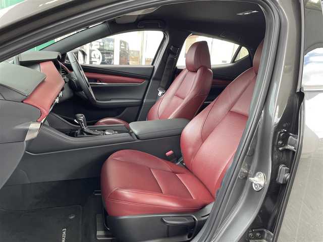 マツダ マツダ３ファストバック 20S バーガンディセレクション 三重県 2019(令1)年 3.4万km マシーングレープレミアムM 登録時34047km/禁煙車/BSM/純正ナビ(AM/FM/USB/HDMI/ワンセグ/Bluetooth)/全方位カメラ/レザーシート/LED/前席シートヒーター/運転席パワーシート/シートメモリ機能/ステアリングヒーター/オートライト/オートハイビーム/パドルシフト/レーダークルーズコントロール/前後ソナー/アイドリングストップ/オートホールドブレーキ/横滑り防止装置/プリクラッシュ/電子パーキング/プッシュスタート/スマートキー×2
