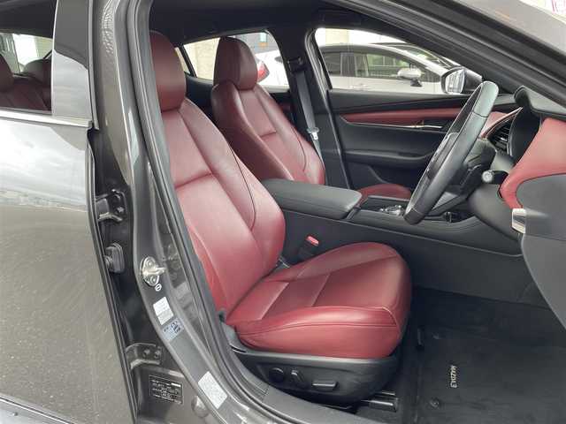 マツダ マツダ３ファストバック 20S バーガンディセレクション 三重県 2019(令1)年 3.4万km マシーングレープレミアムM 登録時34047km/禁煙車/BSM/純正ナビ(AM/FM/USB/HDMI/ワンセグ/Bluetooth)/全方位カメラ/レザーシート/LED/前席シートヒーター/運転席パワーシート/シートメモリ機能/ステアリングヒーター/オートライト/オートハイビーム/パドルシフト/レーダークルーズコントロール/前後ソナー/アイドリングストップ/オートホールドブレーキ/横滑り防止装置/プリクラッシュ/電子パーキング/プッシュスタート/スマートキー×2