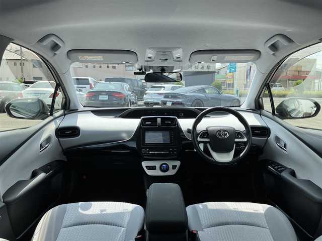 トヨタ プリウス S 三重県 2016(平28)年 5.9万km スティールブロンドM ♪ワンオーナー /走行58466km/♪車検R9年2月28日/Toyota Safety Sense/・PCS(プリクラッシュセーフティシステム)/・LDA(ステアリング制御付車線逸脱警報)/・オートマチックハイビーム/・レーダークルーズコントロール(全車速追従機能付き）/純正ナビ/・フルセグ/・Bluetoothオーディオ/・SD録音/・DVD再生/バックカメラ/LEDヘッドライト/LEDフォグライト/オートライト/オートリトラクタブルミラー/ウィンカーミラー /純正15インチAW/スマートキー×2/プッシュスタート/ドライブレコーダー/ステアリングスイッチ/フロアマット/ドアバイザー/プライバシーガラス/ETC/サイド/カーテンエアバック