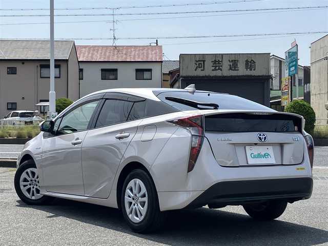 トヨタ プリウス S 三重県 2016(平28)年 5.9万km スティールブロンドM ♪ワンオーナー /走行58466km/♪車検R9年2月28日/Toyota Safety Sense/・PCS(プリクラッシュセーフティシステム)/・LDA(ステアリング制御付車線逸脱警報)/・オートマチックハイビーム/・レーダークルーズコントロール(全車速追従機能付き）/純正ナビ/・フルセグ/・Bluetoothオーディオ/・SD録音/・DVD再生/バックカメラ/LEDヘッドライト/LEDフォグライト/オートライト/オートリトラクタブルミラー/ウィンカーミラー /純正15インチAW/スマートキー×2/プッシュスタート/ドライブレコーダー/ステアリングスイッチ/フロアマット/ドアバイザー/プライバシーガラス/ETC/サイド/カーテンエアバック