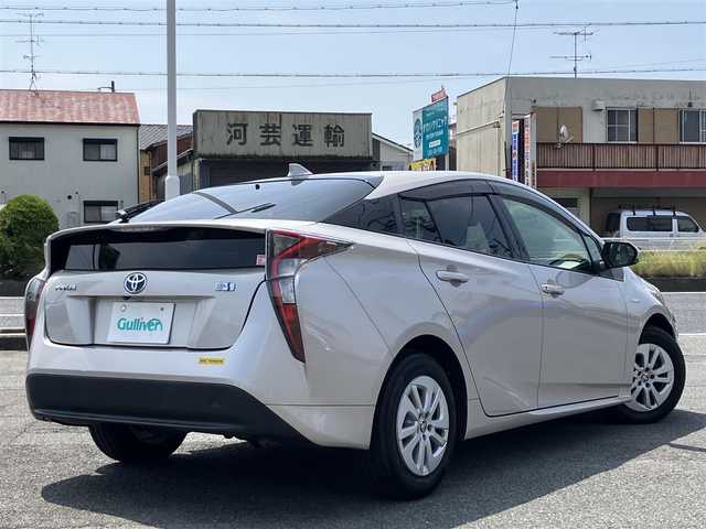 トヨタ プリウス S 三重県 2016(平28)年 5.9万km スティールブロンドM ♪ワンオーナー /走行58466km/♪車検R9年2月28日/Toyota Safety Sense/・PCS(プリクラッシュセーフティシステム)/・LDA(ステアリング制御付車線逸脱警報)/・オートマチックハイビーム/・レーダークルーズコントロール(全車速追従機能付き）/純正ナビ/・フルセグ/・Bluetoothオーディオ/・SD録音/・DVD再生/バックカメラ/LEDヘッドライト/LEDフォグライト/オートライト/オートリトラクタブルミラー/ウィンカーミラー /純正15インチAW/スマートキー×2/プッシュスタート/ドライブレコーダー/ステアリングスイッチ/フロアマット/ドアバイザー/プライバシーガラス/ETC/サイド/カーテンエアバック