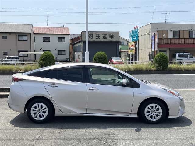 トヨタ プリウス S 三重県 2016(平28)年 5.9万km スティールブロンドM ♪ワンオーナー /走行58466km/♪車検R9年2月28日/Toyota Safety Sense/・PCS(プリクラッシュセーフティシステム)/・LDA(ステアリング制御付車線逸脱警報)/・オートマチックハイビーム/・レーダークルーズコントロール(全車速追従機能付き）/純正ナビ/・フルセグ/・Bluetoothオーディオ/・SD録音/・DVD再生/バックカメラ/LEDヘッドライト/LEDフォグライト/オートライト/オートリトラクタブルミラー/ウィンカーミラー /純正15インチAW/スマートキー×2/プッシュスタート/ドライブレコーダー/ステアリングスイッチ/フロアマット/ドアバイザー/プライバシーガラス/ETC/サイド/カーテンエアバック