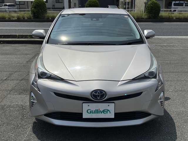 トヨタ プリウス S 三重県 2016(平28)年 5.9万km スティールブロンドM ♪ワンオーナー /走行58466km/♪車検R9年2月28日/Toyota Safety Sense/・PCS(プリクラッシュセーフティシステム)/・LDA(ステアリング制御付車線逸脱警報)/・オートマチックハイビーム/・レーダークルーズコントロール(全車速追従機能付き）/純正ナビ/・フルセグ/・Bluetoothオーディオ/・SD録音/・DVD再生/バックカメラ/LEDヘッドライト/LEDフォグライト/オートライト/オートリトラクタブルミラー/ウィンカーミラー /純正15インチAW/スマートキー×2/プッシュスタート/ドライブレコーダー/ステアリングスイッチ/フロアマット/ドアバイザー/プライバシーガラス/ETC/サイド/カーテンエアバック