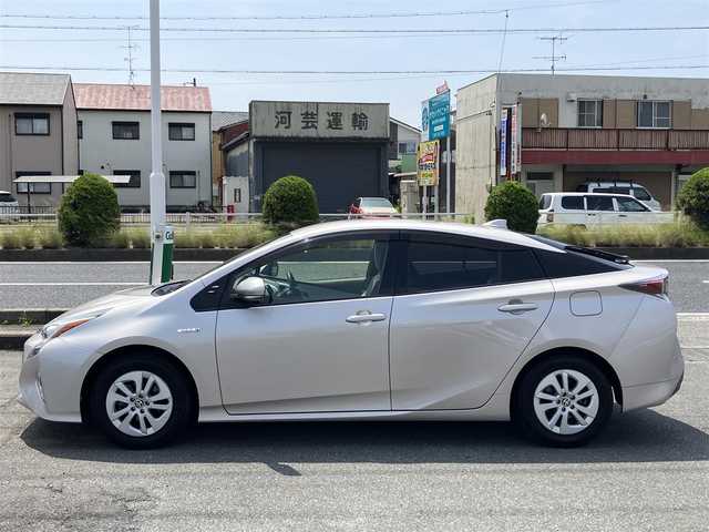 トヨタ プリウス S 三重県 2016(平28)年 5.9万km スティールブロンドM ♪ワンオーナー /走行58466km/♪車検R9年2月28日/Toyota Safety Sense/・PCS(プリクラッシュセーフティシステム)/・LDA(ステアリング制御付車線逸脱警報)/・オートマチックハイビーム/・レーダークルーズコントロール(全車速追従機能付き）/純正ナビ/・フルセグ/・Bluetoothオーディオ/・SD録音/・DVD再生/バックカメラ/LEDヘッドライト/LEDフォグライト/オートライト/オートリトラクタブルミラー/ウィンカーミラー /純正15インチAW/スマートキー×2/プッシュスタート/ドライブレコーダー/ステアリングスイッチ/フロアマット/ドアバイザー/プライバシーガラス/ETC/サイド/カーテンエアバック