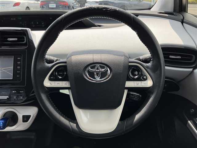 トヨタ プリウス S 三重県 2016(平28)年 5.9万km スティールブロンドM ♪ワンオーナー /走行58466km/♪車検R9年2月28日/Toyota Safety Sense/・PCS(プリクラッシュセーフティシステム)/・LDA(ステアリング制御付車線逸脱警報)/・オートマチックハイビーム/・レーダークルーズコントロール(全車速追従機能付き）/純正ナビ/・フルセグ/・Bluetoothオーディオ/・SD録音/・DVD再生/バックカメラ/LEDヘッドライト/LEDフォグライト/オートライト/オートリトラクタブルミラー/ウィンカーミラー /純正15インチAW/スマートキー×2/プッシュスタート/ドライブレコーダー/ステアリングスイッチ/フロアマット/ドアバイザー/プライバシーガラス/ETC/サイド/カーテンエアバック