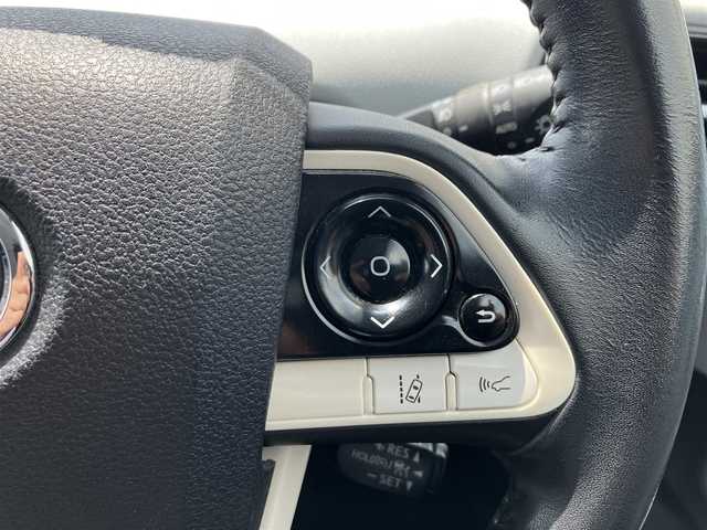 トヨタ プリウス S 三重県 2016(平28)年 5.9万km スティールブロンドM ♪ワンオーナー /走行58466km/♪車検R9年2月28日/Toyota Safety Sense/・PCS(プリクラッシュセーフティシステム)/・LDA(ステアリング制御付車線逸脱警報)/・オートマチックハイビーム/・レーダークルーズコントロール(全車速追従機能付き）/純正ナビ/・フルセグ/・Bluetoothオーディオ/・SD録音/・DVD再生/バックカメラ/LEDヘッドライト/LEDフォグライト/オートライト/オートリトラクタブルミラー/ウィンカーミラー /純正15インチAW/スマートキー×2/プッシュスタート/ドライブレコーダー/ステアリングスイッチ/フロアマット/ドアバイザー/プライバシーガラス/ETC/サイド/カーテンエアバック