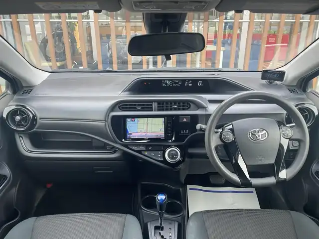 トヨタ アクア 鳥取県 2016(平28)年 10.6万km ライムホワイトパールクリスタルシャイン (株)IDOMが運営する【じしゃロン鳥取店】の自社ローン専用車両になります。こちらは現金またはオートローンご利用時の価格です。自社ローンご希望の方は別途その旨お申付け下さい/社外ナビ/・フルセグTV/・AM/FM/・CD/DVD/・Bluetooth接続/バックカメラ/トヨタセーフティセンスC/衝突被害軽減ブレーキ/オートマチックハイビーム/LDA/LEDオートライト/ETC/スマートキー/プッシュスタート