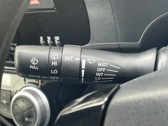 トヨタ アクア 鳥取県 2016(平28)年 10.6万km ライムホワイトパールクリスタルシャイン (株)IDOMが運営する【じしゃロン鳥取店】の自社ローン専用車両になります。こちらは現金またはオートローンご利用時の価格です。自社ローンご希望の方は別途その旨お申付け下さい/社外ナビ/・フルセグTV/・AM/FM/・CD/DVD/・Bluetooth接続/バックカメラ/トヨタセーフティセンスC/衝突被害軽減ブレーキ/オートマチックハイビーム/LDA/LEDオートライト/ETC/スマートキー/プッシュスタート