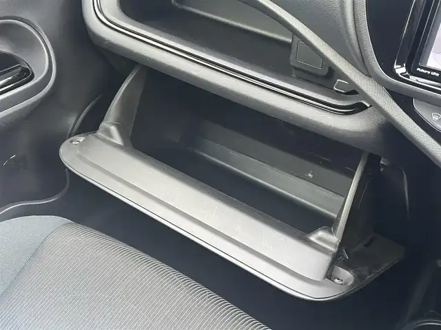 トヨタ アクア 鳥取県 2016(平28)年 10.6万km ライムホワイトパールクリスタルシャイン (株)IDOMが運営する【じしゃロン鳥取店】の自社ローン専用車両になります。こちらは現金またはオートローンご利用時の価格です。自社ローンご希望の方は別途その旨お申付け下さい/社外ナビ/・フルセグTV/・AM/FM/・CD/DVD/・Bluetooth接続/バックカメラ/トヨタセーフティセンスC/衝突被害軽減ブレーキ/オートマチックハイビーム/LDA/LEDオートライト/ETC/スマートキー/プッシュスタート