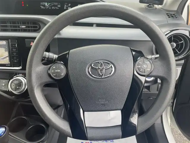 トヨタ アクア 鳥取県 2016(平28)年 10.6万km ライムホワイトパールクリスタルシャイン (株)IDOMが運営する【じしゃロン鳥取店】の自社ローン専用車両になります。こちらは現金またはオートローンご利用時の価格です。自社ローンご希望の方は別途その旨お申付け下さい/社外ナビ/・フルセグTV/・AM/FM/・CD/DVD/・Bluetooth接続/バックカメラ/トヨタセーフティセンスC/衝突被害軽減ブレーキ/オートマチックハイビーム/LDA/LEDオートライト/ETC/スマートキー/プッシュスタート