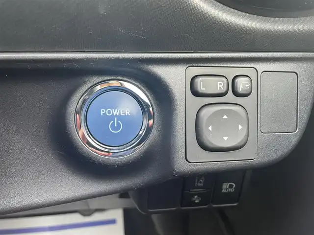 トヨタ アクア 鳥取県 2016(平28)年 10.6万km ライムホワイトパールクリスタルシャイン (株)IDOMが運営する【じしゃロン鳥取店】の自社ローン専用車両になります。こちらは現金またはオートローンご利用時の価格です。自社ローンご希望の方は別途その旨お申付け下さい/社外ナビ/・フルセグTV/・AM/FM/・CD/DVD/・Bluetooth接続/バックカメラ/トヨタセーフティセンスC/衝突被害軽減ブレーキ/オートマチックハイビーム/LDA/LEDオートライト/ETC/スマートキー/プッシュスタート