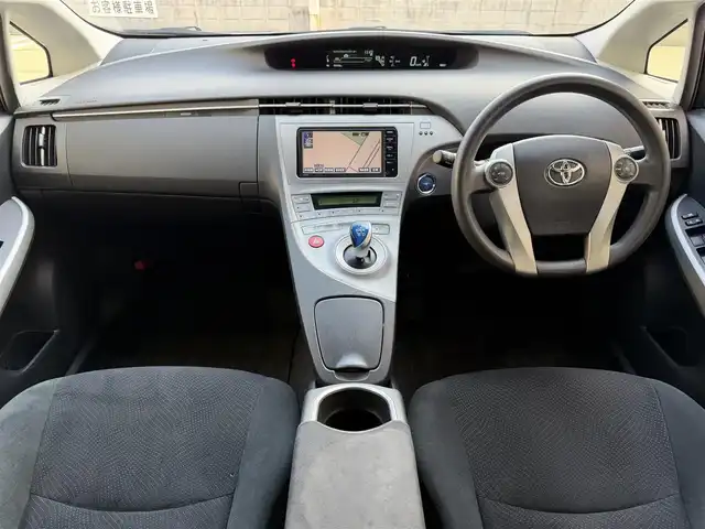 トヨタ プリウス S 兵庫県 2015(平27)年 7.1万km シルバーM 17インチ社外ホイール（HRS）/純正ナビ/NSCP-W64/（CD/DVD/BT/SD）/ワンセグTV/バックカメラ/ETC/前方ドライブレコーダー/オートライト/スマートキー/プッシュスタート/電動格納ミラー/純正フロアマット/純正ドアバイザー/トノカバー