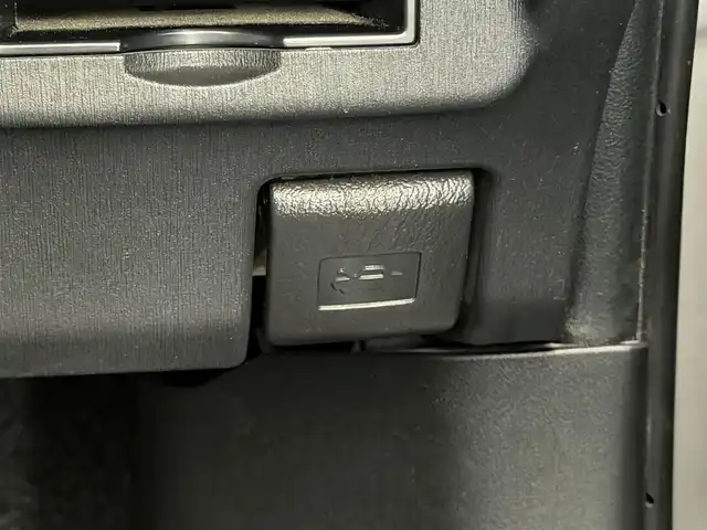 トヨタ プリウス S 兵庫県 2015(平27)年 7.1万km シルバーM 17インチ社外ホイール（HRS）/純正ナビ/NSCP-W64/（CD/DVD/BT/SD）/ワンセグTV/バックカメラ/ETC/前方ドライブレコーダー/オートライト/スマートキー/プッシュスタート/電動格納ミラー/純正フロアマット/純正ドアバイザー/トノカバー