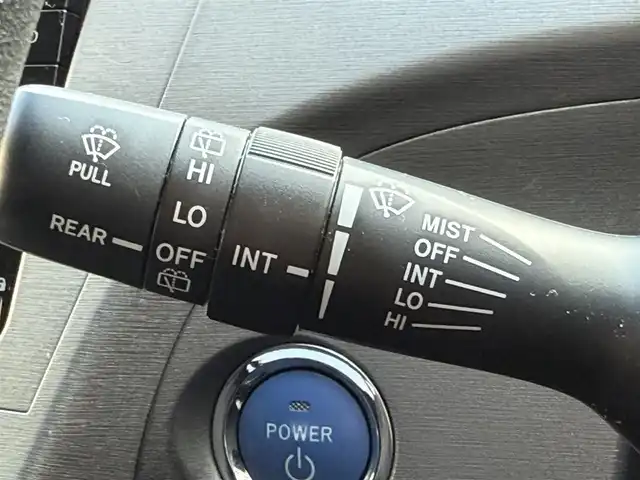 トヨタ プリウス S 兵庫県 2015(平27)年 7.1万km シルバーM 17インチ社外ホイール（HRS）/純正ナビ/NSCP-W64/（CD/DVD/BT/SD）/ワンセグTV/バックカメラ/ETC/前方ドライブレコーダー/オートライト/スマートキー/プッシュスタート/電動格納ミラー/純正フロアマット/純正ドアバイザー/トノカバー