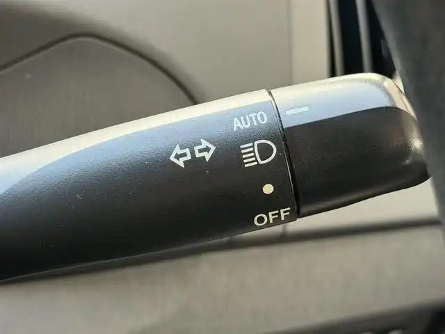 トヨタ プリウス S 兵庫県 2015(平27)年 7.1万km シルバーM 17インチ社外ホイール（HRS）/純正ナビ/NSCP-W64/（CD/DVD/BT/SD）/ワンセグTV/バックカメラ/ETC/前方ドライブレコーダー/オートライト/スマートキー/プッシュスタート/電動格納ミラー/純正フロアマット/純正ドアバイザー/トノカバー