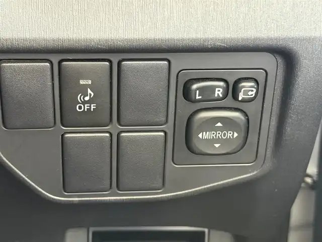 トヨタ プリウス S 兵庫県 2015(平27)年 7.1万km シルバーM 17インチ社外ホイール（HRS）/純正ナビ/NSCP-W64/（CD/DVD/BT/SD）/ワンセグTV/バックカメラ/ETC/前方ドライブレコーダー/オートライト/スマートキー/プッシュスタート/電動格納ミラー/純正フロアマット/純正ドアバイザー/トノカバー