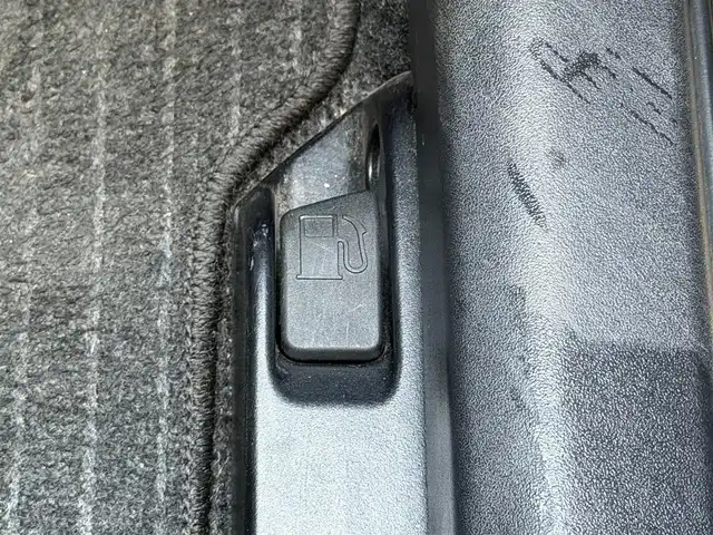 トヨタ プリウス S 兵庫県 2015(平27)年 7.1万km シルバーM 17インチ社外ホイール（HRS）/純正ナビ/NSCP-W64/（CD/DVD/BT/SD）/ワンセグTV/バックカメラ/ETC/前方ドライブレコーダー/オートライト/スマートキー/プッシュスタート/電動格納ミラー/純正フロアマット/純正ドアバイザー/トノカバー