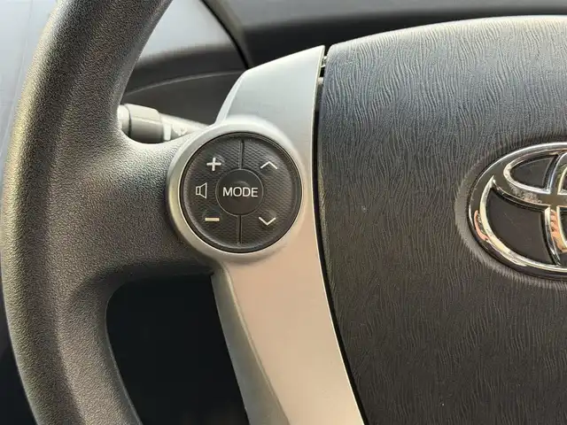 トヨタ プリウス S 兵庫県 2015(平27)年 7.1万km シルバーM 17インチ社外ホイール（HRS）/純正ナビ/NSCP-W64/（CD/DVD/BT/SD）/ワンセグTV/バックカメラ/ETC/前方ドライブレコーダー/オートライト/スマートキー/プッシュスタート/電動格納ミラー/純正フロアマット/純正ドアバイザー/トノカバー