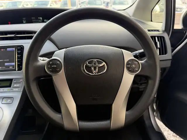 トヨタ プリウス S 兵庫県 2015(平27)年 7.1万km シルバーM 17インチ社外ホイール（HRS）/純正ナビ/NSCP-W64/（CD/DVD/BT/SD）/ワンセグTV/バックカメラ/ETC/前方ドライブレコーダー/オートライト/スマートキー/プッシュスタート/電動格納ミラー/純正フロアマット/純正ドアバイザー/トノカバー