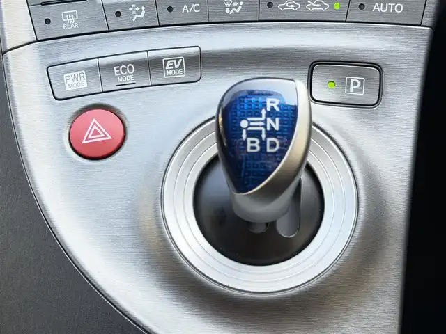 トヨタ プリウス S 兵庫県 2015(平27)年 7.1万km シルバーM 17インチ社外ホイール（HRS）/純正ナビ/NSCP-W64/（CD/DVD/BT/SD）/ワンセグTV/バックカメラ/ETC/前方ドライブレコーダー/オートライト/スマートキー/プッシュスタート/電動格納ミラー/純正フロアマット/純正ドアバイザー/トノカバー