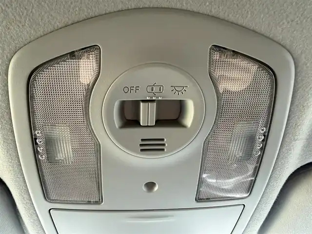 トヨタ プリウス S 兵庫県 2015(平27)年 7.1万km シルバーM 17インチ社外ホイール（HRS）/純正ナビ/NSCP-W64/（CD/DVD/BT/SD）/ワンセグTV/バックカメラ/ETC/前方ドライブレコーダー/オートライト/スマートキー/プッシュスタート/電動格納ミラー/純正フロアマット/純正ドアバイザー/トノカバー