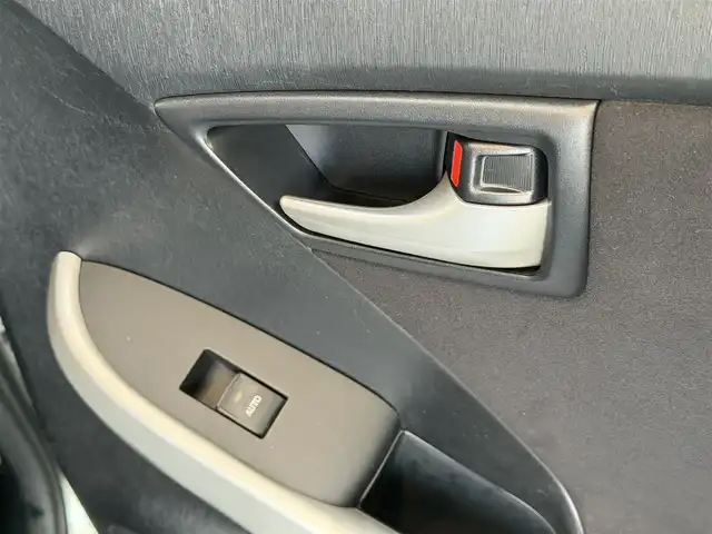 トヨタ プリウス S 兵庫県 2015(平27)年 7.1万km シルバーM 17インチ社外ホイール（HRS）/純正ナビ/NSCP-W64/（CD/DVD/BT/SD）/ワンセグTV/バックカメラ/ETC/前方ドライブレコーダー/オートライト/スマートキー/プッシュスタート/電動格納ミラー/純正フロアマット/純正ドアバイザー/トノカバー