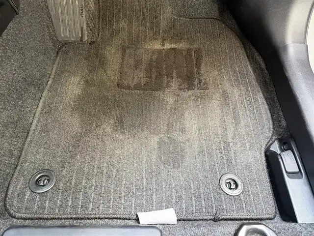 トヨタ プリウス S 兵庫県 2015(平27)年 7.1万km シルバーM 17インチ社外ホイール（HRS）/純正ナビ/NSCP-W64/（CD/DVD/BT/SD）/ワンセグTV/バックカメラ/ETC/前方ドライブレコーダー/オートライト/スマートキー/プッシュスタート/電動格納ミラー/純正フロアマット/純正ドアバイザー/トノカバー