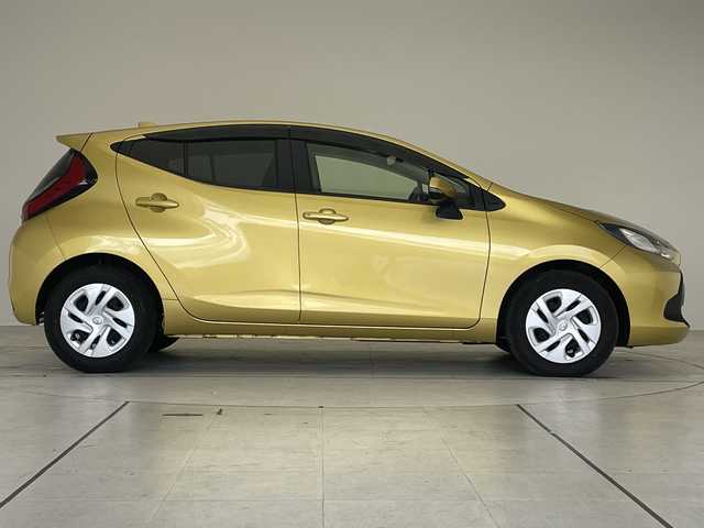 トヨタ アクア X 愛知県 2025(令7)年 0.3万km ブラスゴールドメタリック 純正ディズプレイオーディオ　ナビ機能なし/レーダークルーズコントロール/バックカメラ/コーナーセンサー/LEDヘッドライト/オートマチックハイビーム/ETC/衝突軽減システム/Bluetooth/ステアリングスイッチ/スマートキー/プッシュスタート