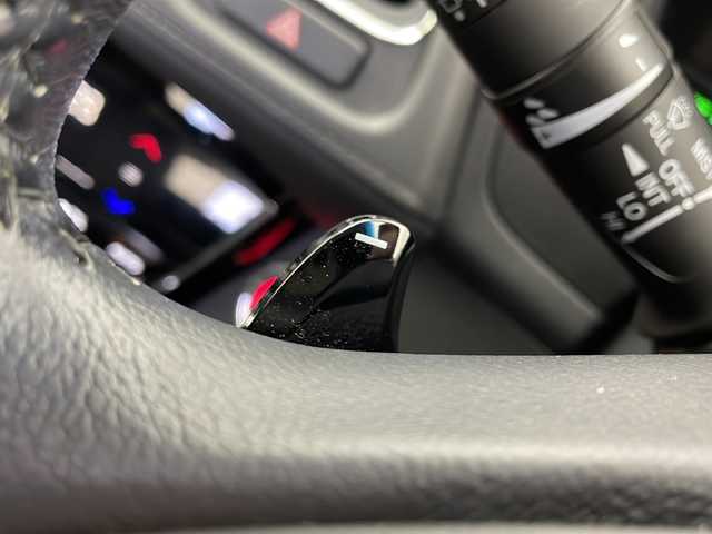 ホンダ ヴェゼル ハイブリッド X ホンダセンシング 宮城県 2018(平30)年 3.4万km プラチナホワイトパール 禁煙車/ホンダセンシング/・衝突軽減ブレーキ/・先行車発進お知らせ機能/・アダプティブクルーズコントロール/・標識認識機能/・車線維持支援システム/・路外逸脱抑制機能/純正7インチSDナビ/・BT/CD/DVD/USB/SD/HDMI/フルセグTV/バックカメラ/ビルトインETC/革巻きステアリング/ステアリングスイッチ/パドルシフト/プッシュスタート/スマートキー×2/LEDヘッドライト/LEDフォグランプ/純正16インチアルミホイール/純正フロアマット/横滑り防止装置/アイドリングストップ