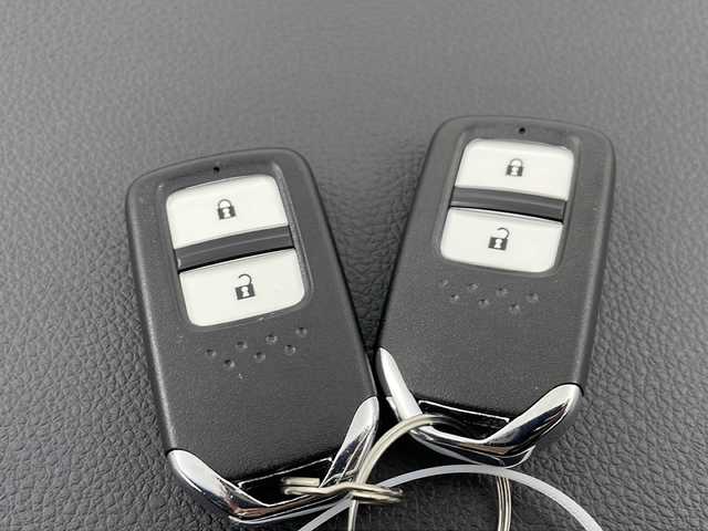 ホンダ ヴェゼル ハイブリッド X ホンダセンシング 宮城県 2018(平30)年 3.4万km プラチナホワイトパール 禁煙車/ホンダセンシング/・衝突軽減ブレーキ/・先行車発進お知らせ機能/・アダプティブクルーズコントロール/・標識認識機能/・車線維持支援システム/・路外逸脱抑制機能/純正7インチSDナビ/・BT/CD/DVD/USB/SD/HDMI/フルセグTV/バックカメラ/ビルトインETC/革巻きステアリング/ステアリングスイッチ/パドルシフト/プッシュスタート/スマートキー×2/LEDヘッドライト/LEDフォグランプ/純正16インチアルミホイール/純正フロアマット/横滑り防止装置/アイドリングストップ