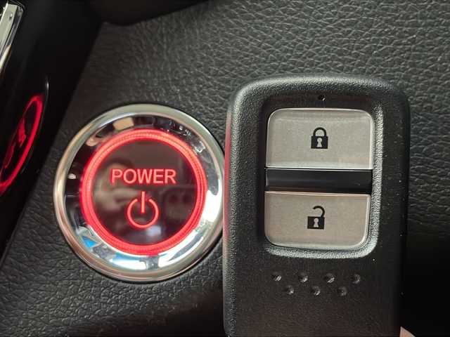 ホンダ ヴェゼル ハイブリッド X ホンダセンシング 宮城県 2018(平30)年 3.4万km プラチナホワイトパール 禁煙車/ホンダセンシング/・衝突軽減ブレーキ/・先行車発進お知らせ機能/・アダプティブクルーズコントロール/・標識認識機能/・車線維持支援システム/・路外逸脱抑制機能/純正7インチSDナビ/・BT/CD/DVD/USB/SD/HDMI/フルセグTV/バックカメラ/ビルトインETC/革巻きステアリング/ステアリングスイッチ/パドルシフト/プッシュスタート/スマートキー×2/LEDヘッドライト/LEDフォグランプ/純正16インチアルミホイール/純正フロアマット/横滑り防止装置/アイドリングストップ