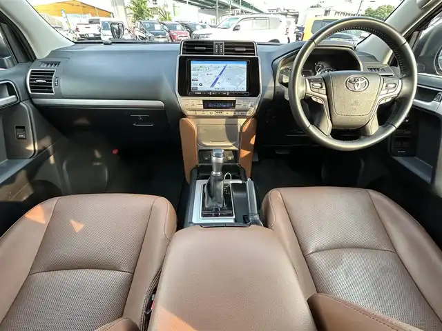 トヨタ ランドクルーザー プラド TX-L 70thアニバーサリーLTD 愛知県 2022(令4)年 4.6万km アティチュードブラックマイカ 社外9型ナビ/・Bluetooth/CD/DVD/・フルセグTV/バックカメラ/ビルトインETC/レーダークルーズコントロール/クリアランスソナー/トヨタセーフティセンス/・プリクラッシュセーフティ/・レーンディパーチャーアラート/・オートマチックハイビーム/・ロードサインアシスト/LEDヘッドランプ/オートライト/オートエアコン/本革巻きステアリング/ステアリングスイッチ/サドルタン革シート/前席パワーシート/快適温熱シート/ムーンルーフ/純正18インチアルミホイール/社外マフラー/スマートキー/スマートエントリー/スタートシステム/スペアタイヤ/取説、保証書