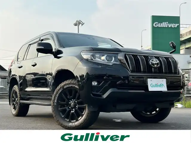 トヨタ ランドクルーザー プラド TX-L 70thアニバーサリーLTD 愛知県 2022(令4)年 4.6万km アティチュードブラックマイカ 社外9型ナビ/・Bluetooth/CD/DVD/・フルセグTV/バックカメラ/ビルトインETC/レーダークルーズコントロール/クリアランスソナー/トヨタセーフティセンス/・プリクラッシュセーフティ/・レーンディパーチャーアラート/・オートマチックハイビーム/・ロードサインアシスト/LEDヘッドランプ/オートライト/オートエアコン/本革巻きステアリング/ステアリングスイッチ/サドルタン革シート/前席パワーシート/快適温熱シート/ムーンルーフ/純正18インチアルミホイール/社外マフラー/スマートキー/スマートエントリー/スタートシステム/スペアタイヤ/取説、保証書