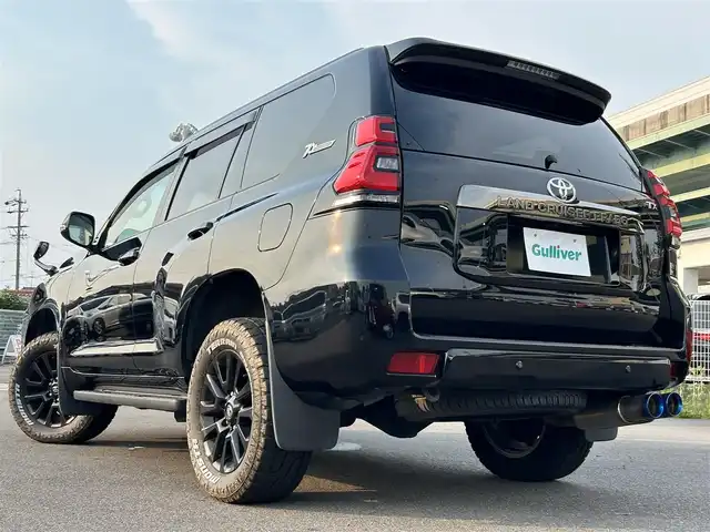 トヨタ ランドクルーザー プラド TX-L 70thアニバーサリーLTD 愛知県 2022(令4)年 4.6万km アティチュードブラックマイカ 社外9型ナビ/・Bluetooth/CD/DVD/・フルセグTV/バックカメラ/ビルトインETC/レーダークルーズコントロール/クリアランスソナー/トヨタセーフティセンス/・プリクラッシュセーフティ/・レーンディパーチャーアラート/・オートマチックハイビーム/・ロードサインアシスト/LEDヘッドランプ/オートライト/オートエアコン/本革巻きステアリング/ステアリングスイッチ/サドルタン革シート/前席パワーシート/快適温熱シート/ムーンルーフ/純正18インチアルミホイール/社外マフラー/スマートキー/スマートエントリー/スタートシステム/スペアタイヤ/取説、保証書