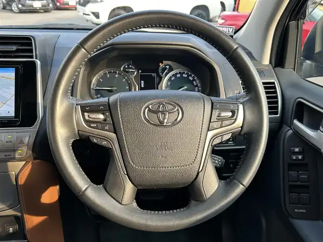 トヨタ ランドクルーザー プラド TX-L 70thアニバーサリーLTD 愛知県 2022(令4)年 4.6万km アティチュードブラックマイカ 社外9型ナビ/・Bluetooth/CD/DVD/・フルセグTV/バックカメラ/ビルトインETC/レーダークルーズコントロール/クリアランスソナー/トヨタセーフティセンス/・プリクラッシュセーフティ/・レーンディパーチャーアラート/・オートマチックハイビーム/・ロードサインアシスト/LEDヘッドランプ/オートライト/オートエアコン/本革巻きステアリング/ステアリングスイッチ/サドルタン革シート/前席パワーシート/快適温熱シート/ムーンルーフ/純正18インチアルミホイール/社外マフラー/スマートキー/スマートエントリー/スタートシステム/スペアタイヤ/取説、保証書