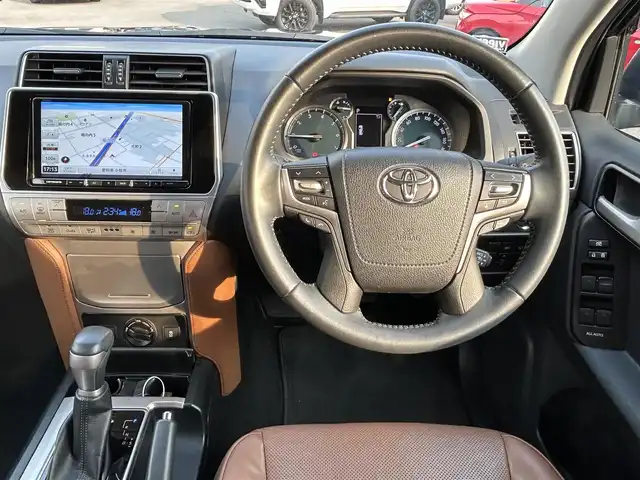 トヨタ ランドクルーザー プラド TX-L 70thアニバーサリーLTD 愛知県 2022(令4)年 4.6万km アティチュードブラックマイカ 社外9型ナビ/・Bluetooth/CD/DVD/・フルセグTV/バックカメラ/ビルトインETC/レーダークルーズコントロール/クリアランスソナー/トヨタセーフティセンス/・プリクラッシュセーフティ/・レーンディパーチャーアラート/・オートマチックハイビーム/・ロードサインアシスト/LEDヘッドランプ/オートライト/オートエアコン/本革巻きステアリング/ステアリングスイッチ/サドルタン革シート/前席パワーシート/快適温熱シート/ムーンルーフ/純正18インチアルミホイール/社外マフラー/スマートキー/スマートエントリー/スタートシステム/スペアタイヤ/取説、保証書