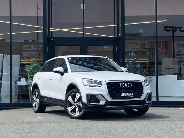 アウディ Ｑ２ ハッシュタグ コントラストリミテッド 福岡県 2018(平30)年 7.4万km パール ・アダプティブクルーズコントロール/・ナビ/Bluetooth/AppleCarPlay/CD/・バックカメラ/・フルセグ/・ETC/・純正18AW/・プッシュスタート/・パーキングアシスト/・アイドリングストップ/・スマートキー/・フルフラットシート/・オートライト/・LEDライト