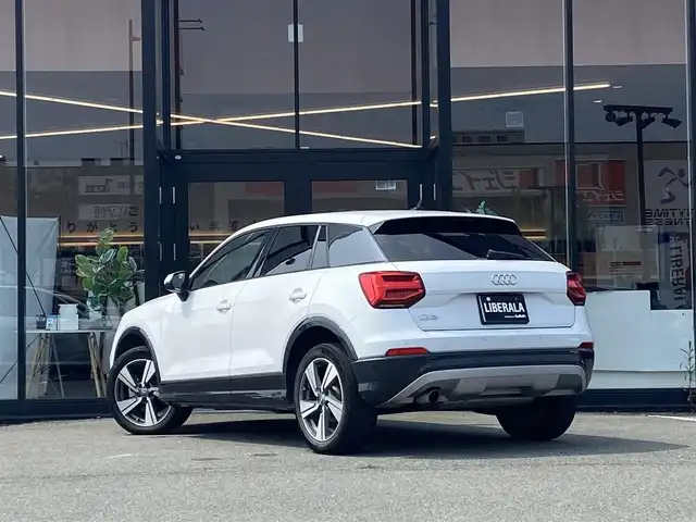 アウディ Ｑ２ ハッシュタグ コントラストリミテッド 福岡県 2018(平30)年 7.4万km パール ・アダプティブクルーズコントロール/・ナビ/Bluetooth/AppleCarPlay/CD/・バックカメラ/・フルセグ/・ETC/・純正18AW/・プッシュスタート/・パーキングアシスト/・アイドリングストップ/・スマートキー/・フルフラットシート/・オートライト/・LEDライト