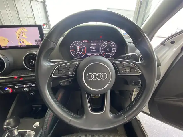 アウディ Ｑ２ ハッシュタグ コントラストリミテッド 福岡県 2018(平30)年 7.4万km パール ・アダプティブクルーズコントロール/・ナビ/Bluetooth/AppleCarPlay/CD/・バックカメラ/・フルセグ/・ETC/・純正18AW/・プッシュスタート/・パーキングアシスト/・アイドリングストップ/・スマートキー/・フルフラットシート/・オートライト/・LEDライト