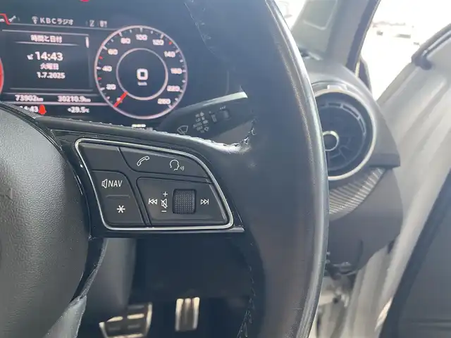 アウディ Ｑ２ ハッシュタグ コントラストリミテッド 福岡県 2018(平30)年 7.4万km パール ・アダプティブクルーズコントロール/・ナビ/Bluetooth/AppleCarPlay/CD/・バックカメラ/・フルセグ/・ETC/・純正18AW/・プッシュスタート/・パーキングアシスト/・アイドリングストップ/・スマートキー/・フルフラットシート/・オートライト/・LEDライト