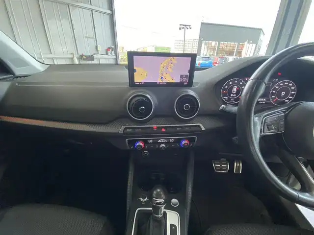 アウディ Ｑ２ ハッシュタグ コントラストリミテッド 福岡県 2018(平30)年 7.4万km パール ・アダプティブクルーズコントロール/・ナビ/Bluetooth/AppleCarPlay/CD/・バックカメラ/・フルセグ/・ETC/・純正18AW/・プッシュスタート/・パーキングアシスト/・アイドリングストップ/・スマートキー/・フルフラットシート/・オートライト/・LEDライト