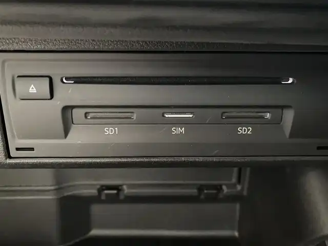 アウディ Ｑ２ ハッシュタグ コントラストリミテッド 福岡県 2018(平30)年 7.4万km パール ・アダプティブクルーズコントロール/・ナビ/Bluetooth/AppleCarPlay/CD/・バックカメラ/・フルセグ/・ETC/・純正18AW/・プッシュスタート/・パーキングアシスト/・アイドリングストップ/・スマートキー/・フルフラットシート/・オートライト/・LEDライト