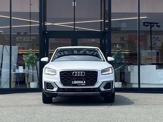 アウディ Ｑ２ ハッシュタグ コントラストリミテッド 福岡県 2018(平30)年 7.4万km パール ・アダプティブクルーズコントロール/・ナビ/Bluetooth/AppleCarPlay/CD/・バックカメラ/・フルセグ/・ETC/・純正18AW/・プッシュスタート/・パーキングアシスト/・アイドリングストップ/・スマートキー/・フルフラットシート/・オートライト/・LEDライト